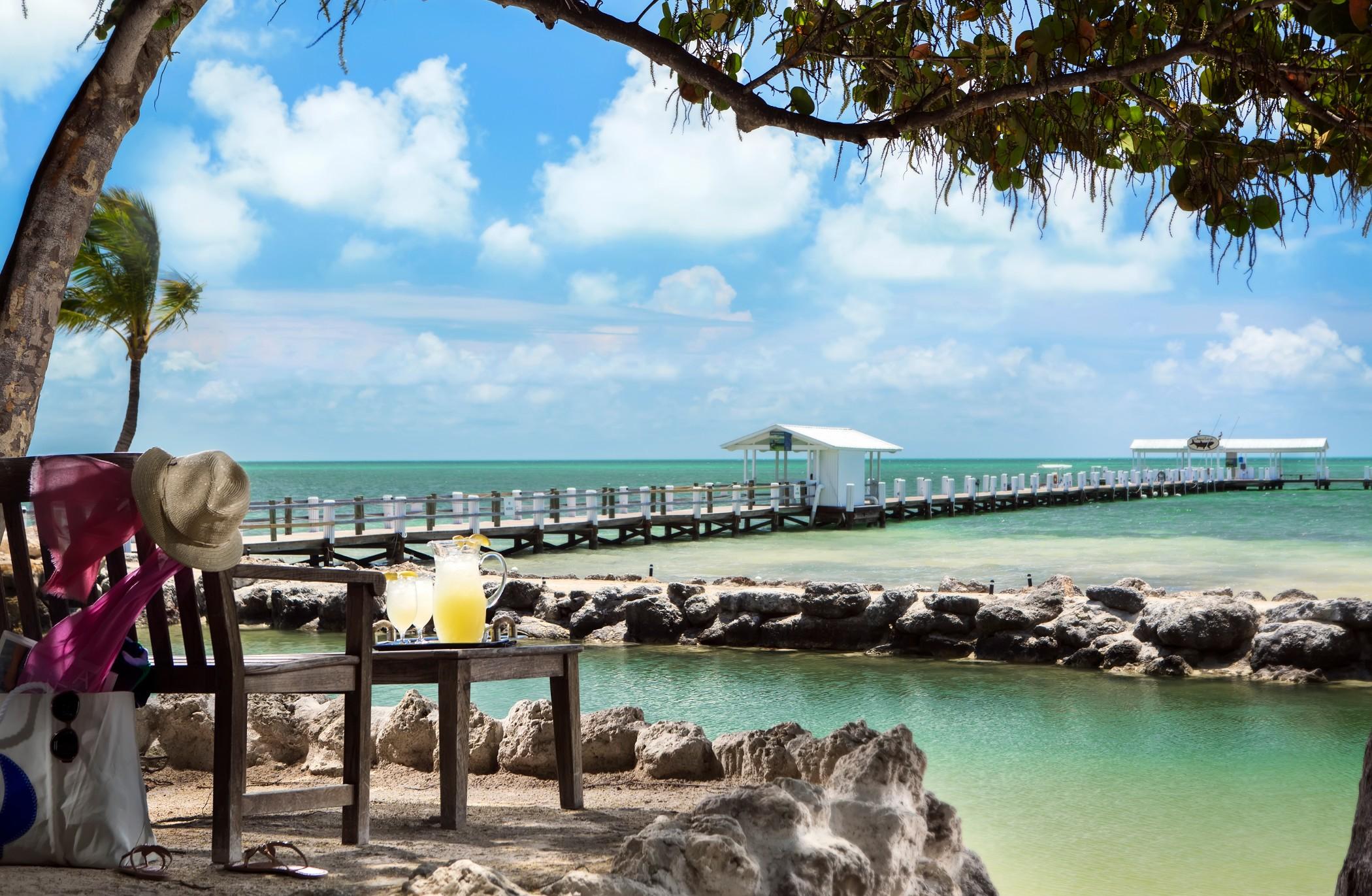 Cheeca Lodge & Spa Islamorada Exteriör bild The view from the beach at the Atlantis Paradise Island Resort